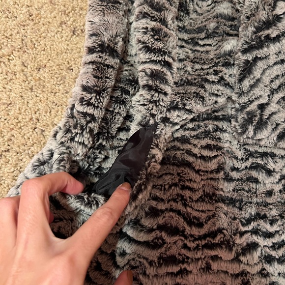 Fuzzy vest - Picture 3 of 3